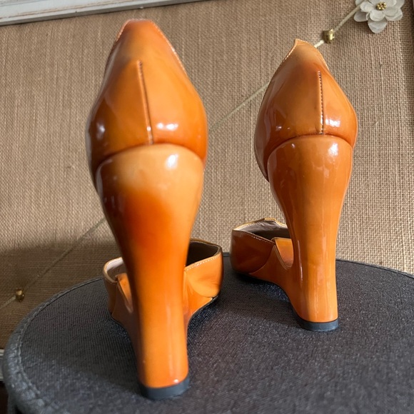 LOUIS VUITTON Orange / Brown Patent Leather Wedge Heels, Size 6.5 (36.5 EU) - Picture 5 of 8